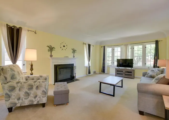 Chic Getaway W/ Fireplace! Apartment *